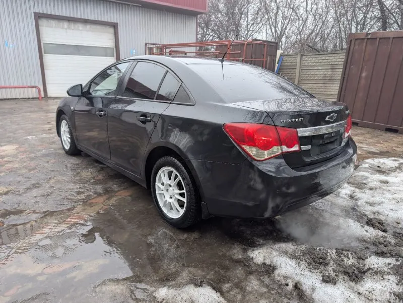 Г. донецк продаётся chevrolet cruze 2011 года — надёжный и комфортный седан для города и трассы. отличный вариант для повседневной эксплуатации, работы и семейных поездок. автомобиль в хорошем техническом состоянии. 🔧 преимущества автомобиля: ✅ бензиновый двигатель 1.8 (141 л. с. ) ✅ автоматическая коробка передач ✅ передний привод ✅ кондиционер ✅ усилитель рулевого управления ✅ подогрев передних сидений ✅ электростеклоподъёмники все четыре✅ электропривод зеркал ✅ аудиосистема ✅ abs ✅ подушки безопасности водителя и пассажира ✅ иммобилайзер ✅ центральный замок✅ мультируль✅ цена 750 т. р +79494193275 📞 звоните: +7(949)4193275 - фотография - 3
