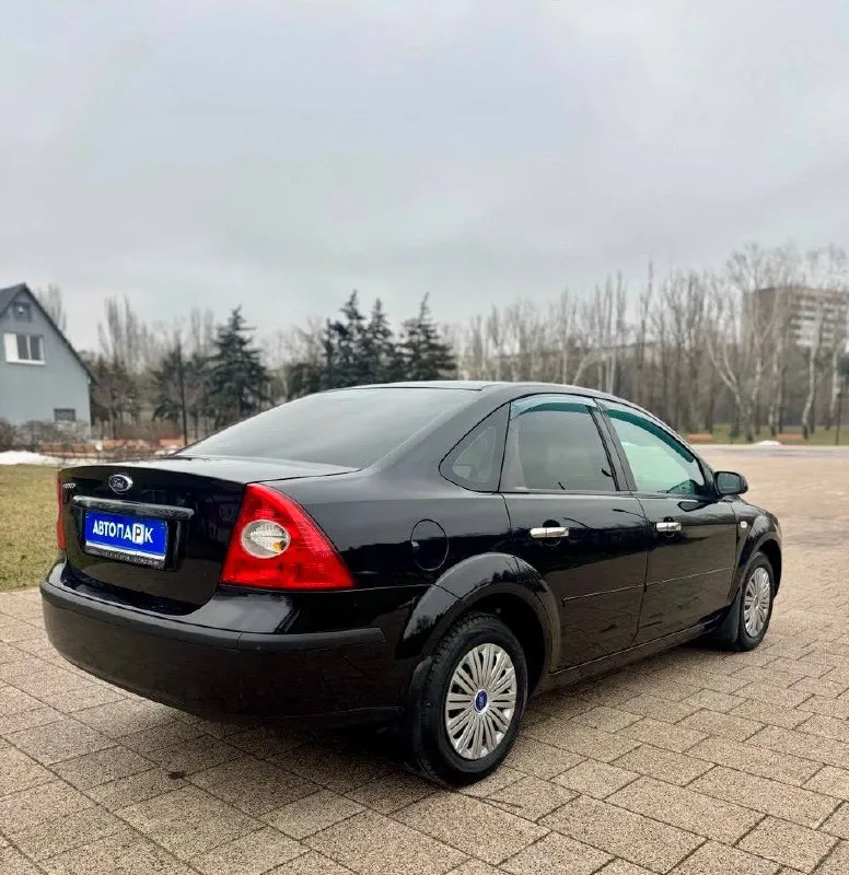 ⬛️ ford focus ll 💰цена: 570 000р 🏢город: мариуполь 📅год выпуска: 2006 🧾пробег: 168 649км. ⚙️двигатель: 1.8 ⛽топливо: бензин ⚙️кпп: механика 📞телефон: +7-949-727-41-51 +7-989-263-55-56 +7-949-713-18-14 💾 описание: ford focus ii sedan – проверенный выбор для тех, кто ценит надёжность и практичность в каждом километре пути. модель сочетает в себе проверенный 1,8-литровый бензиновый агрегат мощностью 125 л. с. и лёгкую переднеприводную платформу, что делает её идеальной для городской жизни и дальних поездок без лишних затрат. ✅ 2 владельца, птс оригинал ✅ родная краска ✅ оригинальный пробег комплектация: климат контроль, подогрев сидений, электропакет, abs, airbag, гидроусилитель руля, сигнализация, птф. улица шевченко 269 🏦 возможна продажа в кредит по двум документам. - фотография - 4