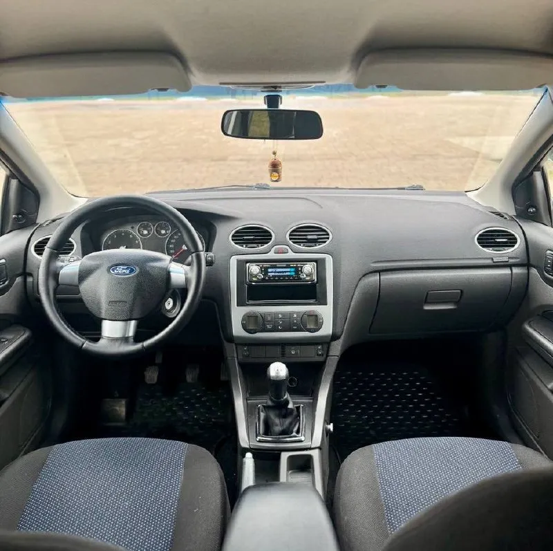⬛️ ford focus ll 💰цена: 570 000р 🏢город: мариуполь 📅год выпуска: 2006 🧾пробег: 168 649км. ⚙️двигатель: 1.8 ⛽топливо: бензин ⚙️кпп: механика 📞телефон: +7-949-727-41-51 +7-989-263-55-56 +7-949-713-18-14 💾 описание: ford focus ii sedan – проверенный выбор для тех, кто ценит надёжность и практичность в каждом километре пути. модель сочетает в себе проверенный 1,8-литровый бензиновый агрегат мощностью 125 л. с. и лёгкую переднеприводную платформу, что делает её идеальной для городской жизни и дальних поездок без лишних затрат. ✅ 2 владельца, птс оригинал ✅ родная краска ✅ оригинальный пробег комплектация: климат контроль, подогрев сидений, электропакет, abs, airbag, гидроусилитель руля, сигнализация, птф. улица шевченко 269 🏦 возможна продажа в кредит по двум документам. - фотография - 8