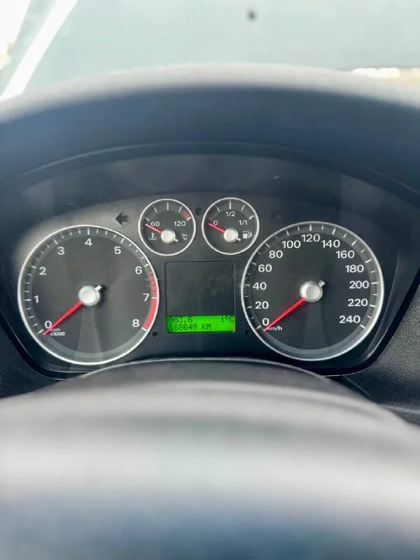 ⬛️ ford focus ll 💰цена: 570 000р 🏢город: мариуполь 📅год выпуска: 2006 🧾пробег: 168 649км. ⚙️двигатель: 1.8 ⛽топливо: бензин ⚙️кпп: механика 📞телефон: +7-949-727-41-51 +7-989-263-55-56 +7-949-713-18-14 💾 описание: ford focus ii sedan – проверенный выбор для тех, кто ценит надёжность и практичность в каждом километре пути. модель сочетает в себе проверенный 1,8-литровый бензиновый агрегат мощностью 125 л. с. и лёгкую переднеприводную платформу, что делает её идеальной для городской жизни и дальних поездок без лишних затрат. ✅ 2 владельца, птс оригинал ✅ родная краска ✅ оригинальный пробег комплектация: климат контроль, подогрев сидений, электропакет, abs, airbag, гидроусилитель руля, сигнализация, птф. улица шевченко 269 🏦 возможна продажа в кредит по двум документам. - фотография - 9