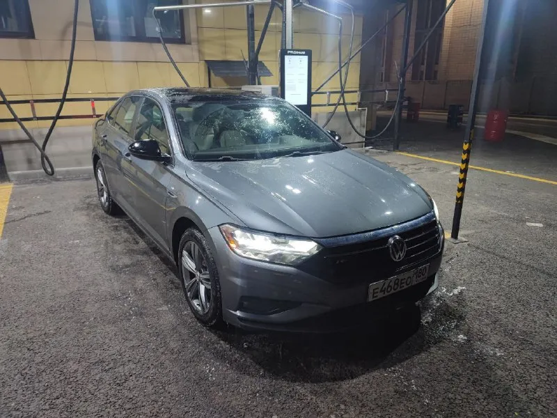 Volkswagen jetta 7 (2018) r-line 1 740 000 ₽ 1.4t мотор, 147 л. с. 8 ст aisin 105к одометр комлпектация: двух-зонный климат контроль, подогрев сидений, слепые зоны, дистроник, предотвращение столкновений(перед, зад), панорама, кожаный салон, датчик света, датчик давления шин, датчик дождя, подсветка поворота, start/stop, камера заднего вида, черный потолок, затемнение зеркала. мультимедия: carplay, androidauto, bluetooth. 2 комплекта резины, оба комплекта отъездили по одному сезону. сел поехал, голова не фото с аукциона, vin по запросу осмотр г. донецк t. me/oxlxlo +7(949)3110071 - фотография - 1