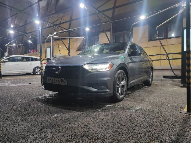 Volkswagen jetta 7 (2018) r-line 1 740 000 ₽ 1.4t мотор, 147 л. с. 8 ст aisin 105к одометр комлпектация: двух-зонный климат контроль, подогрев сидений, слепые зоны, дистроник, предотвращение столкновений(перед, зад), панорама, кожаный салон, датчик света, датчик давления шин, датчик дождя, подсветка поворота, start/stop, камера заднего вида, черный потолок, затемнение зеркала. мультимедия: carplay, androidauto, bluetooth. 2 комплекта резины, оба комплекта отъездили по одному сезону. сел поехал, голова не фото с аукциона, vin по запросу осмотр г. донецк t. me/oxlxlo +7(949)3110071 - фотография - 2