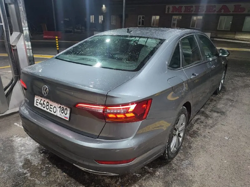 Volkswagen jetta 7 (2018) r-line 1 740 000 ₽ 1.4t мотор, 147 л. с. 8 ст aisin 105к одометр комлпектация: двух-зонный климат контроль, подогрев сидений, слепые зоны, дистроник, предотвращение столкновений(перед, зад), панорама, кожаный салон, датчик света, датчик давления шин, датчик дождя, подсветка поворота, start/stop, камера заднего вида, черный потолок, затемнение зеркала. мультимедия: carplay, androidauto, bluetooth. 2 комплекта резины, оба комплекта отъездили по одному сезону. сел поехал, голова не фото с аукциона, vin по запросу осмотр г. донецк t. me/oxlxlo +7(949)3110071 - фотография - 3