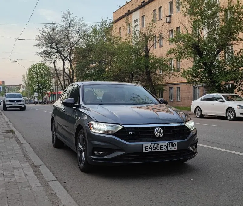 Volkswagen jetta 7 (2018) r-line 1 740 000 ₽ 1.4t мотор, 147 л. с. 8 ст aisin 105к одометр комлпектация: двух-зонный климат контроль, подогрев сидений, слепые зоны, дистроник, предотвращение столкновений(перед, зад), панорама, кожаный салон, датчик света, датчик давления шин, датчик дождя, подсветка поворота, start/stop, камера заднего вида, черный потолок, затемнение зеркала. мультимедия: carplay, androidauto, bluetooth. 2 комплекта резины, оба комплекта отъездили по одному сезону. сел поехал, голова не фото с аукциона, vin по запросу осмотр г. донецк t. me/oxlxlo +7(949)3110071 - фотография - 4