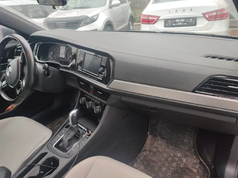 Volkswagen jetta 7 (2018) r-line 1 740 000 ₽ 1.4t мотор, 147 л. с. 8 ст aisin 105к одометр комлпектация: двух-зонный климат контроль, подогрев сидений, слепые зоны, дистроник, предотвращение столкновений(перед, зад), панорама, кожаный салон, датчик света, датчик давления шин, датчик дождя, подсветка поворота, start/stop, камера заднего вида, черный потолок, затемнение зеркала. мультимедия: carplay, androidauto, bluetooth. 2 комплекта резины, оба комплекта отъездили по одному сезону. сел поехал, голова не фото с аукциона, vin по запросу осмотр г. донецк t. me/oxlxlo +7(949)3110071 - фотография - 5