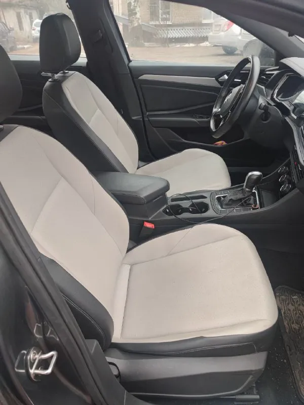 Volkswagen jetta 7 (2018) r-line 1 740 000 ₽ 1.4t мотор, 147 л. с. 8 ст aisin 105к одометр комлпектация: двух-зонный климат контроль, подогрев сидений, слепые зоны, дистроник, предотвращение столкновений(перед, зад), панорама, кожаный салон, датчик света, датчик давления шин, датчик дождя, подсветка поворота, start/stop, камера заднего вида, черный потолок, затемнение зеркала. мультимедия: carplay, androidauto, bluetooth. 2 комплекта резины, оба комплекта отъездили по одному сезону. сел поехал, голова не фото с аукциона, vin по запросу осмотр г. донецк t. me/oxlxlo +7(949)3110071 - фотография - 6
