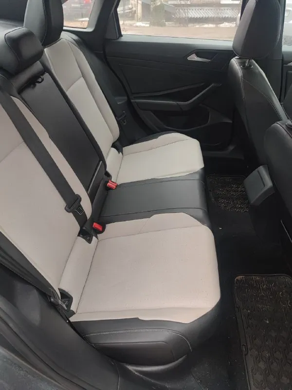 Volkswagen jetta 7 (2018) r-line 1 740 000 ₽ 1.4t мотор, 147 л. с. 8 ст aisin 105к одометр комлпектация: двух-зонный климат контроль, подогрев сидений, слепые зоны, дистроник, предотвращение столкновений(перед, зад), панорама, кожаный салон, датчик света, датчик давления шин, датчик дождя, подсветка поворота, start/stop, камера заднего вида, черный потолок, затемнение зеркала. мультимедия: carplay, androidauto, bluetooth. 2 комплекта резины, оба комплекта отъездили по одному сезону. сел поехал, голова не фото с аукциона, vin по запросу осмотр г. донецк t. me/oxlxlo +7(949)3110071 - фотография - 7