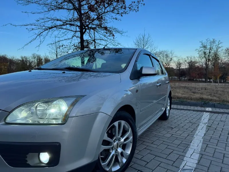 Продаю ford focus 2 ( форд фокус) 2006г 1.6 115л. с владею машиной больше полутора лет, за это время было сделано многое: новый гидроусилитель руля новая система шлангов гидроусилителя новая рулевая рейка (менял это все для устранения гула гура, но небольшой все равно остался) новый клапан вентиляции картерных газов новые бронепровода заменена жабка заднего хода новая катушка зажигания ремень грм был заменен около тысячи км назад произведена чистка форсунок, дроссельной заслонки новые подушки двигателя (гидроопора и задняя) заменены сальники штока выбора передач, левого привода, коленвала новый шкив коленвала заменено масло в коробке около 10 тыс назад, также масло гидроусилителя по ходовке спереди - новые шруса, наконечники, шаровые, опоры и опорные подшипники, стойки стабилизатора. 645к торг уместен. +79493523502 г. донецк - фотография - 2