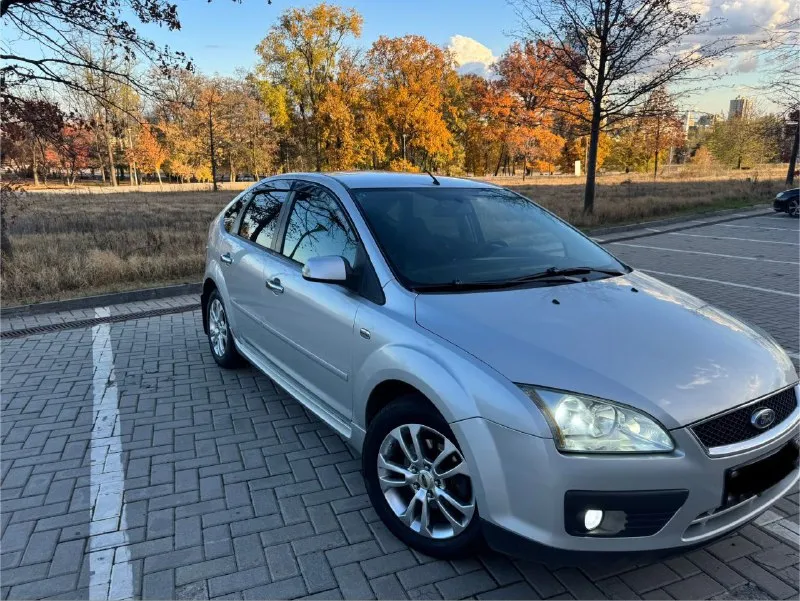 Продаю ford focus 2 ( форд фокус) 2006г 1.6 115л. с владею машиной больше полутора лет, за это время было сделано многое: новый гидроусилитель руля новая система шлангов гидроусилителя новая рулевая рейка (менял это все для устранения гула гура, но небольшой все равно остался) новый клапан вентиляции картерных газов новые бронепровода заменена жабка заднего хода новая катушка зажигания ремень грм был заменен около тысячи км назад произведена чистка форсунок, дроссельной заслонки новые подушки двигателя (гидроопора и задняя) заменены сальники штока выбора передач, левого привода, коленвала новый шкив коленвала заменено масло в коробке около 10 тыс назад, также масло гидроусилителя по ходовке спереди - новые шруса, наконечники, шаровые, опоры и опорные подшипники, стойки стабилизатора. 645к торг уместен. +79493523502 г. донецк - фотография - 5
