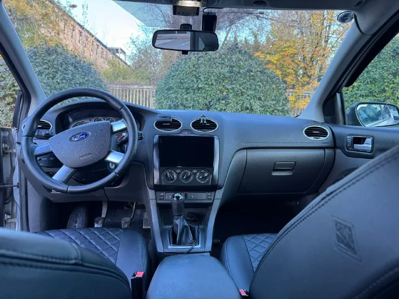 Продаю ford focus 2 ( форд фокус) 2006г 1.6 115л. с владею машиной больше полутора лет, за это время было сделано многое: новый гидроусилитель руля новая система шлангов гидроусилителя новая рулевая рейка (менял это все для устранения гула гура, но небольшой все равно остался) новый клапан вентиляции картерных газов новые бронепровода заменена жабка заднего хода новая катушка зажигания ремень грм был заменен около тысячи км назад произведена чистка форсунок, дроссельной заслонки новые подушки двигателя (гидроопора и задняя) заменены сальники штока выбора передач, левого привода, коленвала новый шкив коленвала заменено масло в коробке около 10 тыс назад, также масло гидроусилителя по ходовке спереди - новые шруса, наконечники, шаровые, опоры и опорные подшипники, стойки стабилизатора. 645к торг уместен. +79493523502 г. донецк - фотография - 9