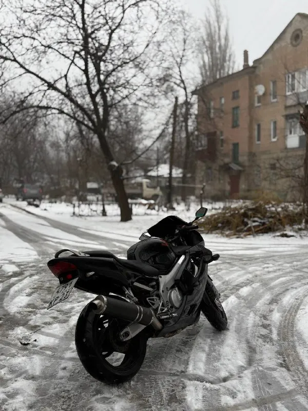 Honda cbr 600 f4 год выпуска : 2000 пробег : 43000км цена : 355к ——————————————— 1 хозяин в рф 🇷🇺 юридически чистый с переоформлением, без штрафов и арестов резина перед новая, задняя на сезон, мотор работает без посторонних шумов, имеются пару нюансов по пластику если нужна автотека пишите скину также могу скинуть видео работы двигателя +79494108304 находится: г. иловайск (могу помочь с доставкой 🚚) 📲 tg: @dan1xxxz 📞 звоните: +7(949)4108304 - фотография - 2