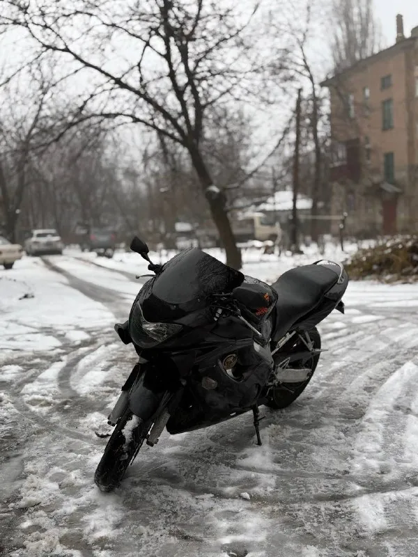 Honda cbr 600 f4 год выпуска : 2000 пробег : 43000км цена : 355к ——————————————— 1 хозяин в рф 🇷🇺 юридически чистый с переоформлением, без штрафов и арестов резина перед новая, задняя на сезон, мотор работает без посторонних шумов, имеются пару нюансов по пластику если нужна автотека пишите скину также могу скинуть видео работы двигателя +79494108304 находится: г. иловайск (могу помочь с доставкой 🚚) 📲 tg: @dan1xxxz 📞 звоните: +7(949)4108304 - фотография - 3