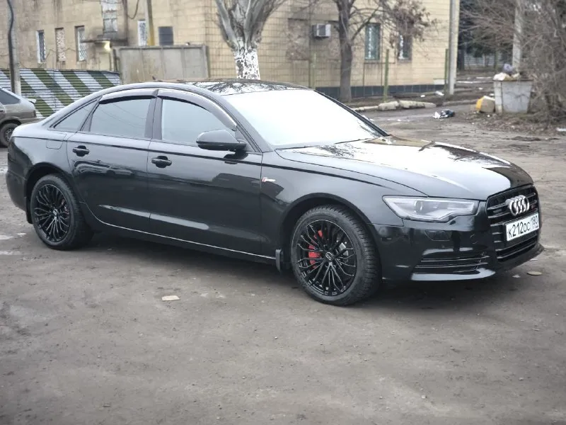 Продаю audi a6 3.0 tfsi 333 л. с. quattro s line 2013 г. в. цвет — шикарный чёрный металлик пробег — 204 тыс. км состояние отличное для своего возраста, ухоженная, обслуживалась в хорошем сервисе. основные плюсы машины👇 ✔️полный привод quattro ✔️агрессивный обвес s line ✔️черные 19–20" (с красными суппортами — смотрятся огонь) ✔️коробка s tronic (dsg 7-ступ. робот) / multitronic ✔️кузов без дтп лкп живое, без сильных сколов и царапин ✔️led или ксенон + дневные ходовые огни ✔️кожаный салон (скорее всего черный + алькантара или комби) ✔️мультимедиа mmi с навигацией, bluetooth, aux/usb ✔️климат-контроль 3-зонный подогревы всего — сиденья, руль, зеркала, лобового в зоне покоя щёток ✔️куча мелких приятностей: дистанционный запуск, парктроники 💲цена: 1 650 000 торг уместен при осмотре. 🔍местоположение: тельманово 🔢контакты: +79490894809 машина реально красивая, едет шикарно, выглядит дороже своей цены. ждёт хорошего хозяина! 🚗 📞 звоните: +7(949)0894809 - фотография - 1
