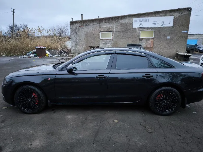 Продаю audi a6 3.0 tfsi 333 л. с. quattro s line 2013 г. в. цвет — шикарный чёрный металлик пробег — 204 тыс. км состояние отличное для своего возраста, ухоженная, обслуживалась в хорошем сервисе. основные плюсы машины👇 ✔️полный привод quattro ✔️агрессивный обвес s line ✔️черные 19–20" (с красными суппортами — смотрятся огонь) ✔️коробка s tronic (dsg 7-ступ. робот) / multitronic ✔️кузов без дтп лкп живое, без сильных сколов и царапин ✔️led или ксенон + дневные ходовые огни ✔️кожаный салон (скорее всего черный + алькантара или комби) ✔️мультимедиа mmi с навигацией, bluetooth, aux/usb ✔️климат-контроль 3-зонный подогревы всего — сиденья, руль, зеркала, лобового в зоне покоя щёток ✔️куча мелких приятностей: дистанционный запуск, парктроники 💲цена: 1 650 000 торг уместен при осмотре. 🔍местоположение: тельманово 🔢контакты: +79490894809 машина реально красивая, едет шикарно, выглядит дороже своей цены. ждёт хорошего хозяина! 🚗 📞 звоните: +7(949)0894809 - фотография - 2