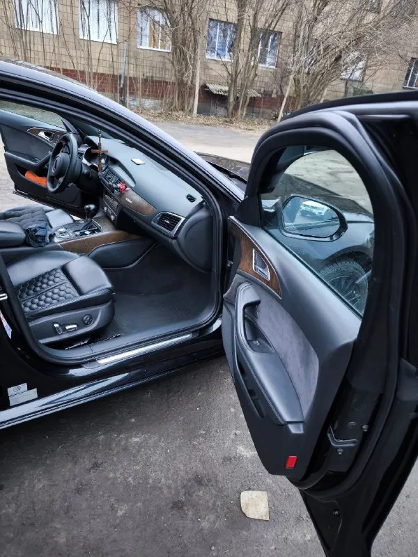 Продаю audi a6 3.0 tfsi 333 л. с. quattro s line 2013 г. в. цвет — шикарный чёрный металлик пробег — 204 тыс. км состояние отличное для своего возраста, ухоженная, обслуживалась в хорошем сервисе. основные плюсы машины👇 ✔️полный привод quattro ✔️агрессивный обвес s line ✔️черные 19–20" (с красными суппортами — смотрятся огонь) ✔️коробка s tronic (dsg 7-ступ. робот) / multitronic ✔️кузов без дтп лкп живое, без сильных сколов и царапин ✔️led или ксенон + дневные ходовые огни ✔️кожаный салон (скорее всего черный + алькантара или комби) ✔️мультимедиа mmi с навигацией, bluetooth, aux/usb ✔️климат-контроль 3-зонный подогревы всего — сиденья, руль, зеркала, лобового в зоне покоя щёток ✔️куча мелких приятностей: дистанционный запуск, парктроники 💲цена: 1 650 000 торг уместен при осмотре. 🔍местоположение: тельманово 🔢контакты: +79490894809 машина реально красивая, едет шикарно, выглядит дороже своей цены. ждёт хорошего хозяина! 🚗 📞 звоните: +7(949)0894809 - фотография - 9