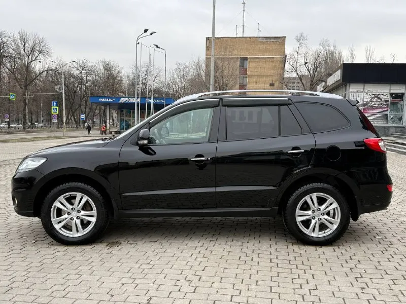 🚗 fe продам hyundai santa fe 2.4 бензин год выпуска 2011 состояние идеальное. без вмятин царапин и рыжиков сервисные книги. кнопка star - stop без ключевой доступ вложений не требует! любое оформление! салон не затертый не порваный резина хорошая зимняя 2 комплект летней резины отдам с машиной авто полностью обслужена до мелочей мотор работает ровно. коробка переключает идеально климат контроль работает все жидкости заменены! стекла все родные каждая кнопка работает) цена 1.330₽ +7-949-794-46-27 остольные вопросы по телефону звоните в любое время. цена: 1330000 ₽ 📲 tg: евгений 📞 🇷🇺 звоните: +79497944627 авторынок днр донецк - фотография - 6