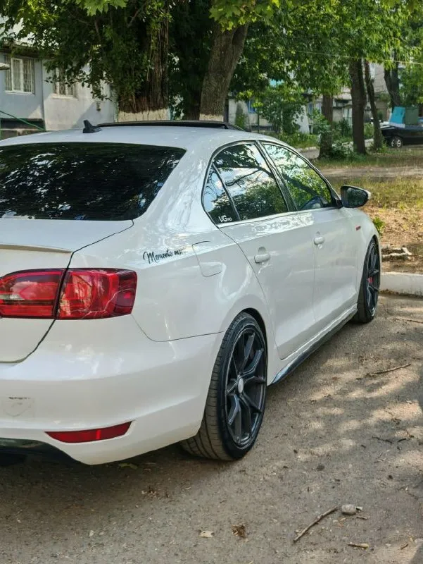 🚀🚀🚀 эксклюзивный volkswagen jetta gli 2012 2.0 tsi 4motion stage 3 стоит средняя настройка сейчас 400л. с. и 600 момента. 0-100 4.6 сек. по документам до налоговая) единственная в таком исполнении jetta gli в россии. машины в отличном состоянии, вложено много сил, около 1.5 млн в тюнинг и доработки. машина едет и рулится великолепно на любых скоростях. сделан свап полного привода 4motion haldex 6мкпп. доработаны тормоза в круг с volkswagen touareg brembo. переделана ходовая часть kyb ultra sr+. все вставки салона из карбона. установлена магнитола android 10" max с подключением к машине через launch. диски vossen r18 дополнительно установлен launch control, прошивки 95, 100, 108 бензин. собран новый кованый мотор (10000 км прошел): - кованые поршни - шатуны сts - пружины клапанов supertech - турбина mamba gtx2867r на подшипнике новая - кулеры - пайпы - форсунки гольф 7r - тнвд rs3 - подвеска kyb ultra sr+ - все цельные сайлентблоки - тормоза brembo 4pot 📲 tg: @alexstaxlpr 📞 звоните: +7(959)1441496 - фотография - 1