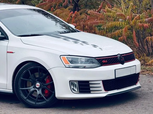 🚀🚀🚀 эксклюзивный volkswagen jetta gli 2012 2.0 tsi 4motion stage 3 стоит средняя настройка сейчас 400л. с. и 600 момента. 0-100 4.6 сек. по документам до налоговая) единственная в таком исполнении jetta gli в россии. машины в отличном состоянии, вложено много сил, около 1.5 млн в тюнинг и доработки. машина едет и рулится великолепно на любых скоростях. сделан свап полного привода 4motion haldex 6мкпп. доработаны тормоза в круг с volkswagen touareg brembo. переделана ходовая часть kyb ultra sr+. все вставки салона из карбона. установлена магнитола android 10" max с подключением к машине через launch. диски vossen r18 дополнительно установлен launch control, прошивки 95, 100, 108 бензин. собран новый кованый мотор (10000 км прошел): - кованые поршни - шатуны сts - пружины клапанов supertech - турбина mamba gtx2867r на подшипнике новая - кулеры - пайпы - форсунки гольф 7r - тнвд rs3 - подвеска kyb ultra sr+ - все цельные сайлентблоки - тормоза brembo 4pot 📲 tg: @alexstaxlpr 📞 звоните: +7(959)1441496 - фотография - 2
