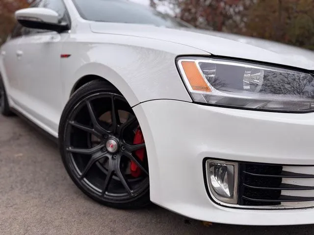 🚀🚀🚀 эксклюзивный volkswagen jetta gli 2012 2.0 tsi 4motion stage 3 стоит средняя настройка сейчас 400л. с. и 600 момента. 0-100 4.6 сек. по документам до налоговая) единственная в таком исполнении jetta gli в россии. машины в отличном состоянии, вложено много сил, около 1.5 млн в тюнинг и доработки. машина едет и рулится великолепно на любых скоростях. сделан свап полного привода 4motion haldex 6мкпп. доработаны тормоза в круг с volkswagen touareg brembo. переделана ходовая часть kyb ultra sr+. все вставки салона из карбона. установлена магнитола android 10" max с подключением к машине через launch. диски vossen r18 дополнительно установлен launch control, прошивки 95, 100, 108 бензин. собран новый кованый мотор (10000 км прошел): - кованые поршни - шатуны сts - пружины клапанов supertech - турбина mamba gtx2867r на подшипнике новая - кулеры - пайпы - форсунки гольф 7r - тнвд rs3 - подвеска kyb ultra sr+ - все цельные сайлентблоки - тормоза brembo 4pot 📲 tg: @alexstaxlpr 📞 звоните: +7(959)1441496 - фотография - 3