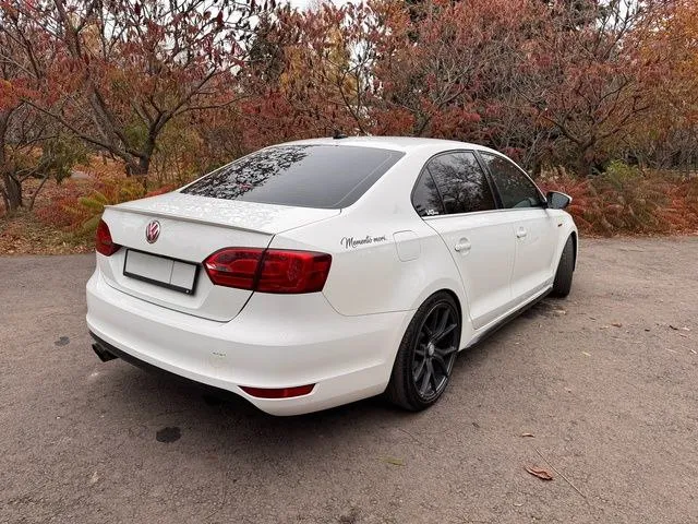 🚀🚀🚀 эксклюзивный volkswagen jetta gli 2012 2.0 tsi 4motion stage 3 стоит средняя настройка сейчас 400л. с. и 600 момента. 0-100 4.6 сек. по документам до налоговая) единственная в таком исполнении jetta gli в россии. машины в отличном состоянии, вложено много сил, около 1.5 млн в тюнинг и доработки. машина едет и рулится великолепно на любых скоростях. сделан свап полного привода 4motion haldex 6мкпп. доработаны тормоза в круг с volkswagen touareg brembo. переделана ходовая часть kyb ultra sr+. все вставки салона из карбона. установлена магнитола android 10" max с подключением к машине через launch. диски vossen r18 дополнительно установлен launch control, прошивки 95, 100, 108 бензин. собран новый кованый мотор (10000 км прошел): - кованые поршни - шатуны сts - пружины клапанов supertech - турбина mamba gtx2867r на подшипнике новая - кулеры - пайпы - форсунки гольф 7r - тнвд rs3 - подвеска kyb ultra sr+ - все цельные сайлентблоки - тормоза brembo 4pot 📲 tg: @alexstaxlpr 📞 звоните: +7(959)1441496 - фотография - 6