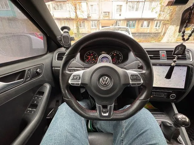 🚀🚀🚀 эксклюзивный volkswagen jetta gli 2012 2.0 tsi 4motion stage 3 стоит средняя настройка сейчас 400л. с. и 600 момента. 0-100 4.6 сек. по документам до налоговая) единственная в таком исполнении jetta gli в россии. машины в отличном состоянии, вложено много сил, около 1.5 млн в тюнинг и доработки. машина едет и рулится великолепно на любых скоростях. сделан свап полного привода 4motion haldex 6мкпп. доработаны тормоза в круг с volkswagen touareg brembo. переделана ходовая часть kyb ultra sr+. все вставки салона из карбона. установлена магнитола android 10" max с подключением к машине через launch. диски vossen r18 дополнительно установлен launch control, прошивки 95, 100, 108 бензин. собран новый кованый мотор (10000 км прошел): - кованые поршни - шатуны сts - пружины клапанов supertech - турбина mamba gtx2867r на подшипнике новая - кулеры - пайпы - форсунки гольф 7r - тнвд rs3 - подвеска kyb ultra sr+ - все цельные сайлентблоки - тормоза brembo 4pot 📲 tg: @alexstaxlpr 📞 звоните: +7(959)1441496 - фотография - 8