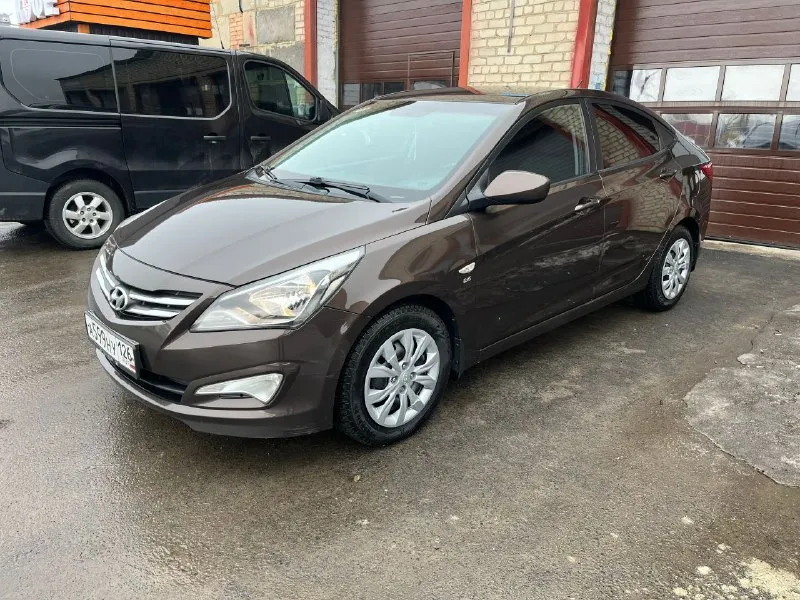 Продам hyundai solaris рестайлинг. 2014г. в. 1.6 на акпп 6-ст. 151000км. пробега. авто в отличном состоянии, по всем параметрам. двигатель работает ровно, масло не подъедает, работает тихо. акпп так же без проблем, без пинков и дефектов. по кузову так же все отлично, без гнили и ржавчины, авто южное. по ходовой тишина. резина зима новая nokian. вложений не требует. осмотр старобешево цена 885 000₽ подробности по тф. +79493370737 +79493185079 - фотография - 3
