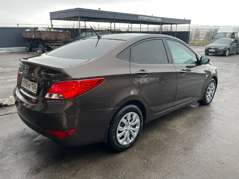 Продам hyundai solaris рестайлинг. 2014г. в. 1.6 на акпп 6-ст. 151000км. пробега. авто в отличном состоянии, по всем параметрам. двигатель работает ровно, масло не подъедает, работает тихо. акпп так же без проблем, без пинков и дефектов. по кузову так же все отлично, без гнили и ржавчины, авто южное. по ходовой тишина. резина зима новая nokian. вложений не требует. осмотр старобешево цена 885 000₽ подробности по тф. +79493370737 +79493185079 - фотография - 4