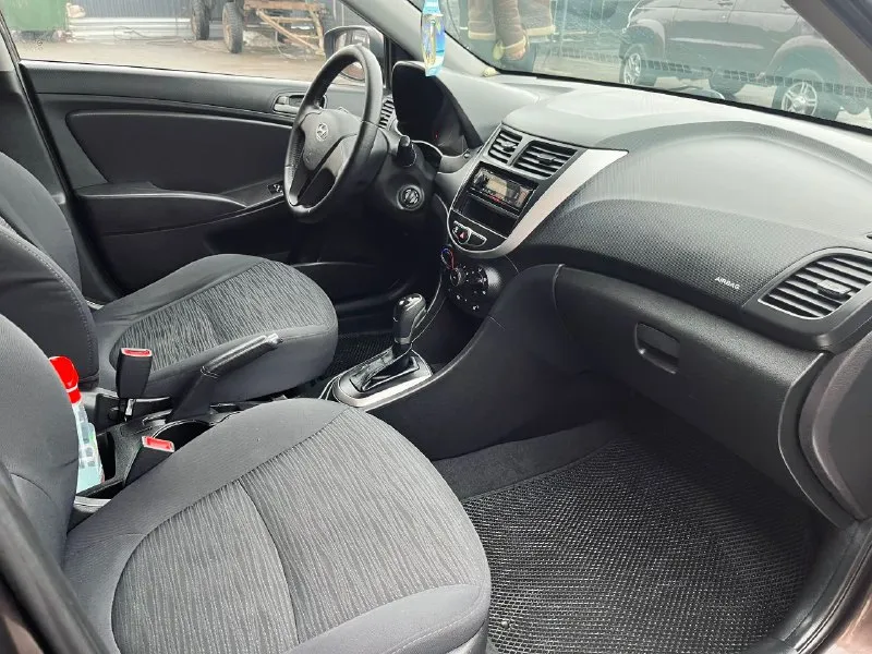 Продам hyundai solaris рестайлинг. 2014г. в. 1.6 на акпп 6-ст. 151000км. пробега. авто в отличном состоянии, по всем параметрам. двигатель работает ровно, масло не подъедает, работает тихо. акпп так же без проблем, без пинков и дефектов. по кузову так же все отлично, без гнили и ржавчины, авто южное. по ходовой тишина. резина зима новая nokian. вложений не требует. осмотр старобешево цена 885 000₽ подробности по тф. +79493370737 +79493185079 - фотография - 5