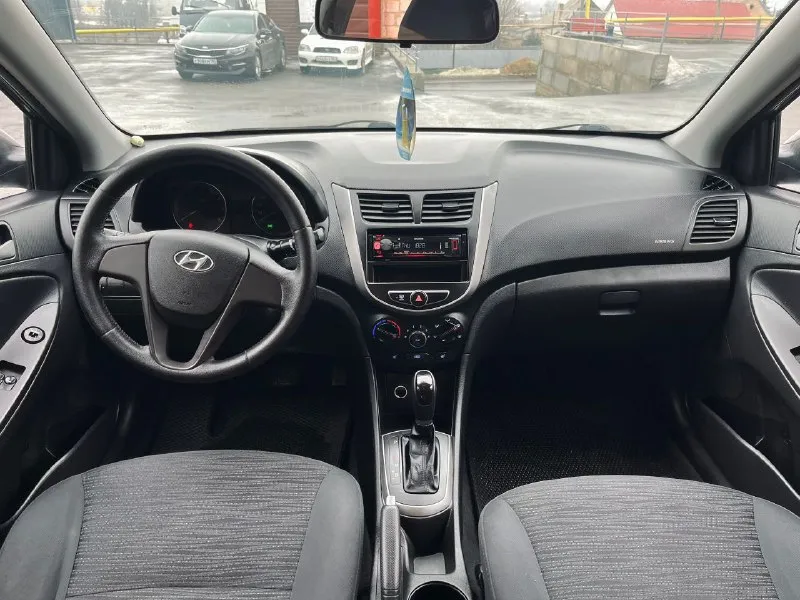 Продам hyundai solaris рестайлинг. 2014г. в. 1.6 на акпп 6-ст. 151000км. пробега. авто в отличном состоянии, по всем параметрам. двигатель работает ровно, масло не подъедает, работает тихо. акпп так же без проблем, без пинков и дефектов. по кузову так же все отлично, без гнили и ржавчины, авто южное. по ходовой тишина. резина зима новая nokian. вложений не требует. осмотр старобешево цена 885 000₽ подробности по тф. +79493370737 +79493185079 - фотография - 6