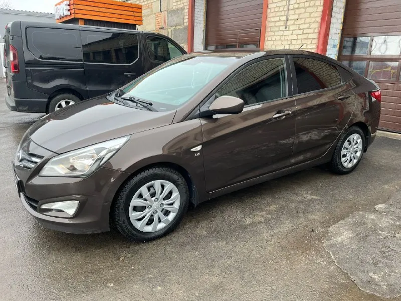Продам hyundai solaris рестайлинг. 2014г. в. 1.6 на акпп 6-ст. 151000км. пробега. авто в отличном состоянии, по всем параметрам. двигатель работает ровно, масло не подъедает, работает тихо. акпп так же без проблем, без пинков и дефектов. по кузову так же все отлично, без гнили и ржавчины, авто южное. по ходовой тишина. резина зима новая nokian. вложений не требует. осмотр старобешево цена 885 000₽ подробности по тф. +79493370737 +79493185079 - фотография - 8