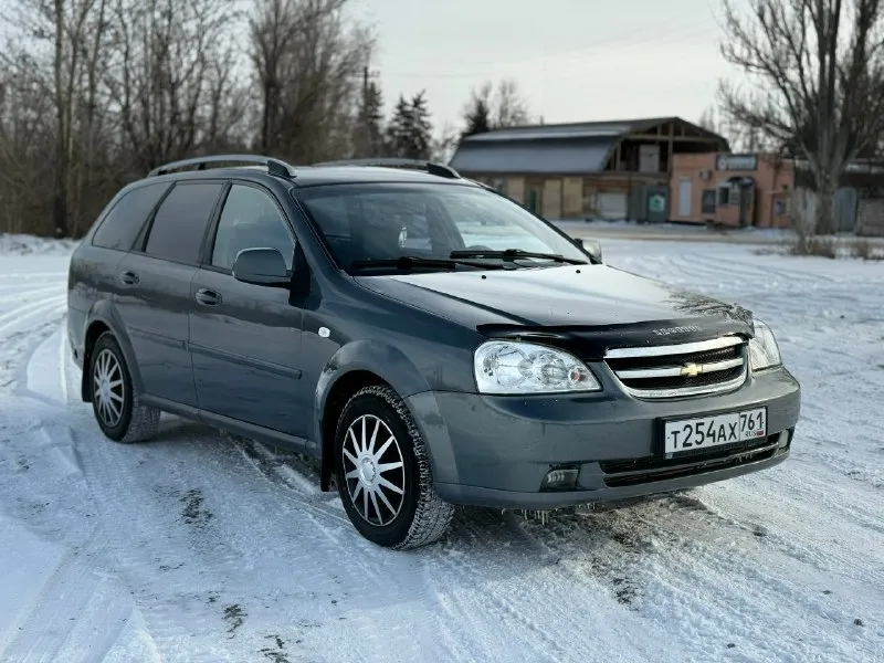 Продам chevrolet lacetti! универсал. 2012 года выпуска газ-бензин евро4 мотор 1.6. 109 л. с. коробка механика. комплектация: кондиционер. гидроусилитель руля. 4 электростеклоподьемника. электрорегулировка зеркал. система abs. подушки безопасности airbag. подогрев заднего стекла, подогревы зеркал заднего вида. автомобиль в отличном техническом состоянии. мотор не троит, не дымит, работает ровно, масло от замены до замены. коробка работает отлично все скорости включаются без хруста. подвеска сбитая без лишних посторонних звуков, машина уверенно держит дорогу. по электрике работает абсолютно все. салон в хорошем состоянии, не прокуренный, сиденья не просижены, не порваны. дверные карты, весь пластик целый без царапин. очень большое, вместительное багажное отделение, задние сиденья складываются в ровный пол. на крыше установлены заводские рейлинги. кузов в хорошем состоянии, дно, арки, пороги, низа дверей целые. автомобиль полностью комплектный( запаска, домкрат, балонный кл 📞 звоните: +7(949)3935825 - фотография - 2