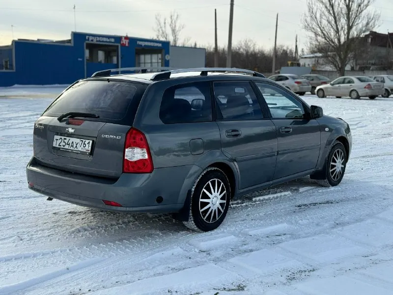 Продам chevrolet lacetti! универсал. 2012 года выпуска газ-бензин евро4 мотор 1.6. 109 л. с. коробка механика. комплектация: кондиционер. гидроусилитель руля. 4 электростеклоподьемника. электрорегулировка зеркал. система abs. подушки безопасности airbag. подогрев заднего стекла, подогревы зеркал заднего вида. автомобиль в отличном техническом состоянии. мотор не троит, не дымит, работает ровно, масло от замены до замены. коробка работает отлично все скорости включаются без хруста. подвеска сбитая без лишних посторонних звуков, машина уверенно держит дорогу. по электрике работает абсолютно все. салон в хорошем состоянии, не прокуренный, сиденья не просижены, не порваны. дверные карты, весь пластик целый без царапин. очень большое, вместительное багажное отделение, задние сиденья складываются в ровный пол. на крыше установлены заводские рейлинги. кузов в хорошем состоянии, дно, арки, пороги, низа дверей целые. автомобиль полностью комплектный( запаска, домкрат, балонный кл 📞 звоните: +7(949)3935825 - фотография - 3
