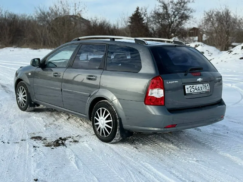 Продам chevrolet lacetti! универсал. 2012 года выпуска газ-бензин евро4 мотор 1.6. 109 л. с. коробка механика. комплектация: кондиционер. гидроусилитель руля. 4 электростеклоподьемника. электрорегулировка зеркал. система abs. подушки безопасности airbag. подогрев заднего стекла, подогревы зеркал заднего вида. автомобиль в отличном техническом состоянии. мотор не троит, не дымит, работает ровно, масло от замены до замены. коробка работает отлично все скорости включаются без хруста. подвеска сбитая без лишних посторонних звуков, машина уверенно держит дорогу. по электрике работает абсолютно все. салон в хорошем состоянии, не прокуренный, сиденья не просижены, не порваны. дверные карты, весь пластик целый без царапин. очень большое, вместительное багажное отделение, задние сиденья складываются в ровный пол. на крыше установлены заводские рейлинги. кузов в хорошем состоянии, дно, арки, пороги, низа дверей целые. автомобиль полностью комплектный( запаска, домкрат, балонный кл 📞 звоните: +7(949)3935825 - фотография - 5