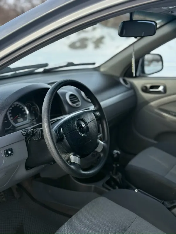 Продам chevrolet lacetti! универсал. 2012 года выпуска газ-бензин евро4 мотор 1.6. 109 л. с. коробка механика. комплектация: кондиционер. гидроусилитель руля. 4 электростеклоподьемника. электрорегулировка зеркал. система abs. подушки безопасности airbag. подогрев заднего стекла, подогревы зеркал заднего вида. автомобиль в отличном техническом состоянии. мотор не троит, не дымит, работает ровно, масло от замены до замены. коробка работает отлично все скорости включаются без хруста. подвеска сбитая без лишних посторонних звуков, машина уверенно держит дорогу. по электрике работает абсолютно все. салон в хорошем состоянии, не прокуренный, сиденья не просижены, не порваны. дверные карты, весь пластик целый без царапин. очень большое, вместительное багажное отделение, задние сиденья складываются в ровный пол. на крыше установлены заводские рейлинги. кузов в хорошем состоянии, дно, арки, пороги, низа дверей целые. автомобиль полностью комплектный( запаска, домкрат, балонный кл 📞 звоните: +7(949)3935825 - фотография - 6