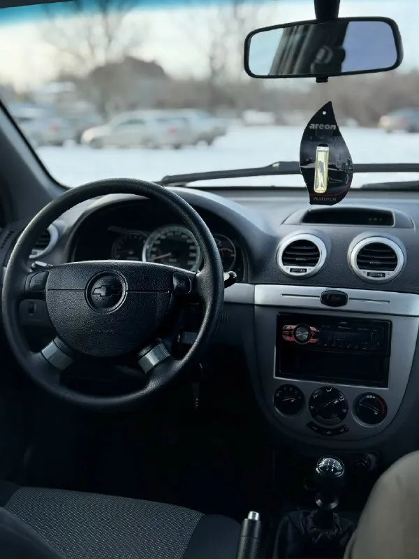 Продам chevrolet lacetti! универсал. 2012 года выпуска газ-бензин евро4 мотор 1.6. 109 л. с. коробка механика. комплектация: кондиционер. гидроусилитель руля. 4 электростеклоподьемника. электрорегулировка зеркал. система abs. подушки безопасности airbag. подогрев заднего стекла, подогревы зеркал заднего вида. автомобиль в отличном техническом состоянии. мотор не троит, не дымит, работает ровно, масло от замены до замены. коробка работает отлично все скорости включаются без хруста. подвеска сбитая без лишних посторонних звуков, машина уверенно держит дорогу. по электрике работает абсолютно все. салон в хорошем состоянии, не прокуренный, сиденья не просижены, не порваны. дверные карты, весь пластик целый без царапин. очень большое, вместительное багажное отделение, задние сиденья складываются в ровный пол. на крыше установлены заводские рейлинги. кузов в хорошем состоянии, дно, арки, пороги, низа дверей целые. автомобиль полностью комплектный( запаска, домкрат, балонный кл 📞 звоните: +7(949)3935825 - фотография - 8