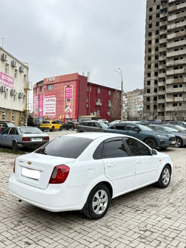 Chevrolet lacetti шевролет лачетти год выпуска 2008, объем двигателя 1.6 -16 клапанный, цена 💰385.00 тыс. 💰 автомобиль в полном порядке, двигатель в отличном состоянии, не дымит! не троит! масло не расходует! коробка в полном порядке без хрустов и прочего ! ходовая в отличном состоянии, нечего не стучит! не гремит ! не шумит ! отрабатывает правильно и очень мягко, едет приятно, авто как на фото такое и в живую! без коррозии ! без гнили ! без ржавчины ! без рыжиков ! дно, пороги, стаканы, в полном порядке! пробег 265т км. 2 ключа, комплектация отличная👍 гидроусилитель руля, климат контроль, печка и кондиционер рабочий ! 4 стеклоподьемника, подогревы сидений, датчик дождя, датчик света, регулировка фар, электро регулировка зеркал, подогрев зеркал, abs, подушки безопасности, магнитола на андроиде, с блютуз, очень хороший свет led лампы ближний и дальний дорогие яркие👍 документы чистые ! не штрафов ! не запретов ! не залогов ! нечего такого нет ! макеевка цена 385.000 сю+79496643082 - фотография - 3