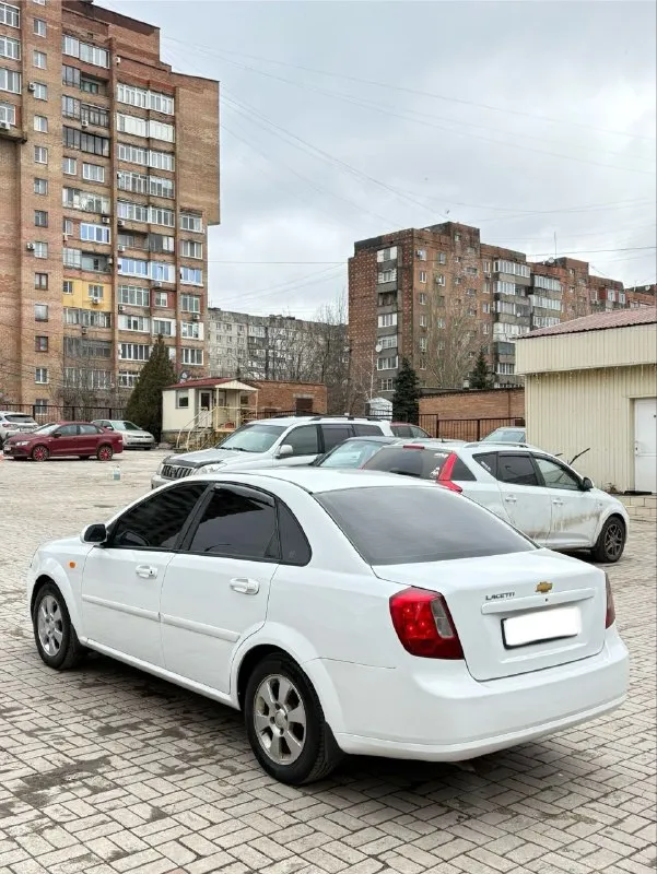 Chevrolet lacetti шевролет лачетти год выпуска 2008, объем двигателя 1.6 -16 клапанный, цена 💰385.00 тыс. 💰 автомобиль в полном порядке, двигатель в отличном состоянии, не дымит! не троит! масло не расходует! коробка в полном порядке без хрустов и прочего ! ходовая в отличном состоянии, нечего не стучит! не гремит ! не шумит ! отрабатывает правильно и очень мягко, едет приятно, авто как на фото такое и в живую! без коррозии ! без гнили ! без ржавчины ! без рыжиков ! дно, пороги, стаканы, в полном порядке! пробег 265т км. 2 ключа, комплектация отличная👍 гидроусилитель руля, климат контроль, печка и кондиционер рабочий ! 4 стеклоподьемника, подогревы сидений, датчик дождя, датчик света, регулировка фар, электро регулировка зеркал, подогрев зеркал, abs, подушки безопасности, магнитола на андроиде, с блютуз, очень хороший свет led лампы ближний и дальний дорогие яркие👍 документы чистые ! не штрафов ! не запретов ! не залогов ! нечего такого нет ! макеевка цена 385.000 сю+79496643082 - фотография - 4