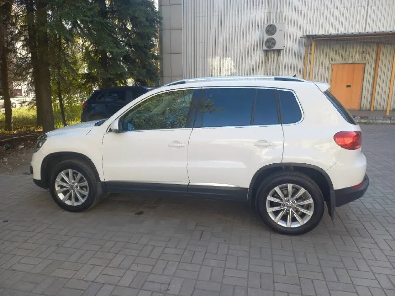 Volkswagen тигуан. европеец. год выпуска 2011.рестайлинг. пробег 219.000 т. км. мотор 2.0 бензин. коробка автомат! машина на полном приводе. машина в хорошем состоянии. продажа от собственника! переоформление любое. возможен обмен все предложения в л. с. цена 1.350.000р. торг. все вопросы по телефону +79494463533. макеевка. 📞 звоните: +7(949)4463533 - фотография - 1