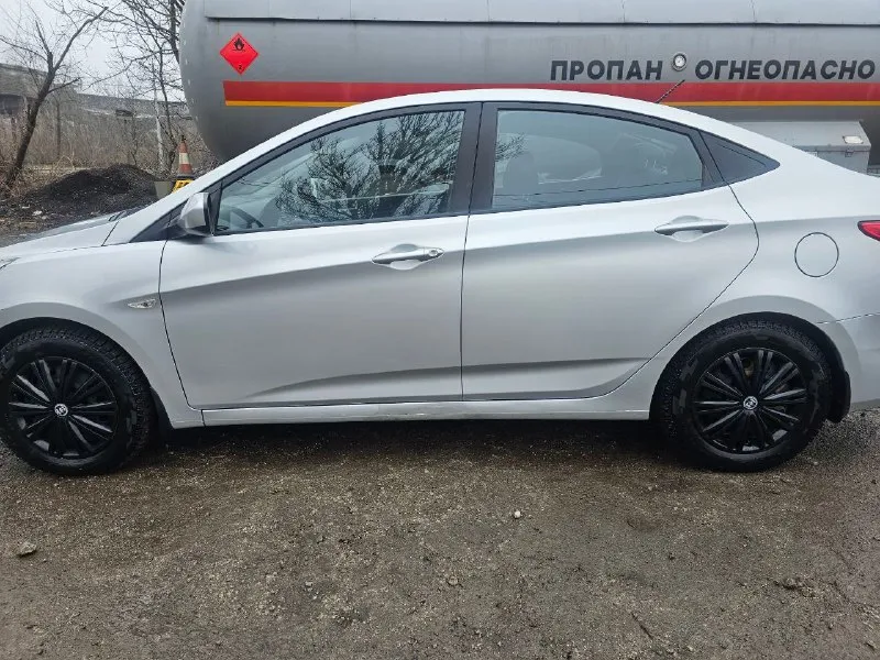 Hyundai solaris 1 рейсталинг год выпуска -2015 пробег 180500км комплектация: • бортовой компьютер; • мультимедиа, usb, aux; • кондиционер; • электрообогрев передних сидений; • обогрев зоны дворников • подушки безопасности водителя, пассажира; •4 электростеклоподъёмника; • балонный ключ; • установлено новое лобовое стекло • установлены led лампы ( ближнего и дальнего света ) отрегулированны на стенде •мультируль •электрорегулировка высоты ламп •электрорегулировка зеркал •светодиодные дневные ходовые огни без штрафов, запретов и залогов. кондиционер работает исправно. печка греет. перед зимой производилась химчистка салона. на пороге была маленькая вмятина, предыдущий хозяин ее подкрашивал. в остальном кузов и лкп оригинал. ввиду возраста и особенностей эксплуатации автомобиля, обращаем ваше внимание, что на автомобиле возможно наличие следов естественной эксплуатации в виде мелких сколов/царапин. 895000 руб торг добрым людям. +79493181370 феникс, телеграмм 📞 звоните: +7(949)3181370 - фотография - 1