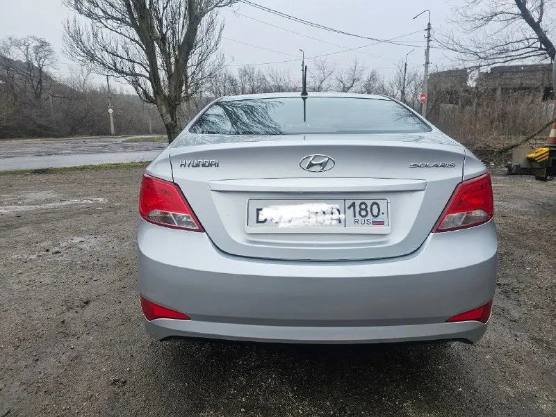 Hyundai solaris 1 рейсталинг год выпуска -2015 пробег 180500км комплектация: • бортовой компьютер; • мультимедиа, usb, aux; • кондиционер; • электрообогрев передних сидений; • обогрев зоны дворников • подушки безопасности водителя, пассажира; •4 электростеклоподъёмника; • балонный ключ; • установлено новое лобовое стекло • установлены led лампы ( ближнего и дальнего света ) отрегулированны на стенде •мультируль •электрорегулировка высоты ламп •электрорегулировка зеркал •светодиодные дневные ходовые огни без штрафов, запретов и залогов. кондиционер работает исправно. печка греет. перед зимой производилась химчистка салона. на пороге была маленькая вмятина, предыдущий хозяин ее подкрашивал. в остальном кузов и лкп оригинал. ввиду возраста и особенностей эксплуатации автомобиля, обращаем ваше внимание, что на автомобиле возможно наличие следов естественной эксплуатации в виде мелких сколов/царапин. 895000 руб торг добрым людям. +79493181370 феникс, телеграмм 📞 звоните: +7(949)3181370 - фотография - 3