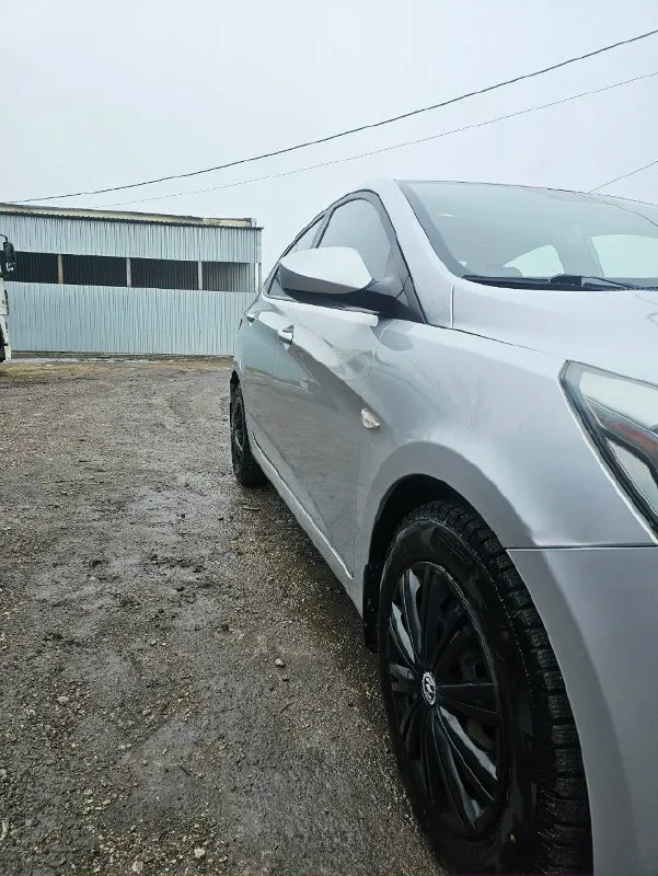 Hyundai solaris 1 рейсталинг год выпуска -2015 пробег 180500км комплектация: • бортовой компьютер; • мультимедиа, usb, aux; • кондиционер; • электрообогрев передних сидений; • обогрев зоны дворников • подушки безопасности водителя, пассажира; •4 электростеклоподъёмника; • балонный ключ; • установлено новое лобовое стекло • установлены led лампы ( ближнего и дальнего света ) отрегулированны на стенде •мультируль •электрорегулировка высоты ламп •электрорегулировка зеркал •светодиодные дневные ходовые огни без штрафов, запретов и залогов. кондиционер работает исправно. печка греет. перед зимой производилась химчистка салона. на пороге была маленькая вмятина, предыдущий хозяин ее подкрашивал. в остальном кузов и лкп оригинал. ввиду возраста и особенностей эксплуатации автомобиля, обращаем ваше внимание, что на автомобиле возможно наличие следов естественной эксплуатации в виде мелких сколов/царапин. 895000 руб торг добрым людям. +79493181370 феникс, телеграмм 📞 звоните: +7(949)3181370 - фотография - 5