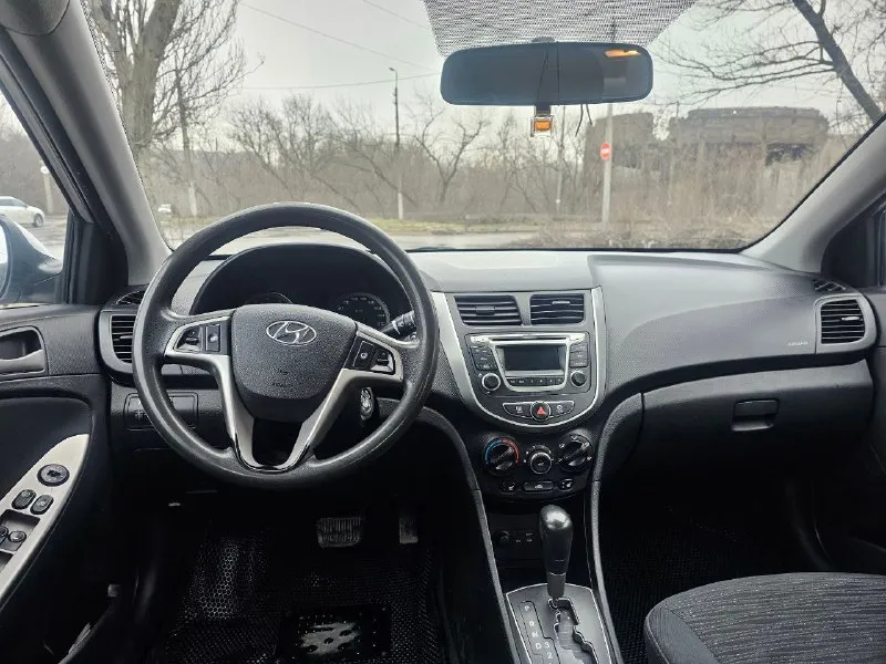 Hyundai solaris 1 рейсталинг год выпуска -2015 пробег 180500км комплектация: • бортовой компьютер; • мультимедиа, usb, aux; • кондиционер; • электрообогрев передних сидений; • обогрев зоны дворников • подушки безопасности водителя, пассажира; •4 электростеклоподъёмника; • балонный ключ; • установлено новое лобовое стекло • установлены led лампы ( ближнего и дальнего света ) отрегулированны на стенде •мультируль •электрорегулировка высоты ламп •электрорегулировка зеркал •светодиодные дневные ходовые огни без штрафов, запретов и залогов. кондиционер работает исправно. печка греет. перед зимой производилась химчистка салона. на пороге была маленькая вмятина, предыдущий хозяин ее подкрашивал. в остальном кузов и лкп оригинал. ввиду возраста и особенностей эксплуатации автомобиля, обращаем ваше внимание, что на автомобиле возможно наличие следов естественной эксплуатации в виде мелких сколов/царапин. 895000 руб торг добрым людям. +79493181370 феникс, телеграмм 📞 звоните: +7(949)3181370 - фотография - 6