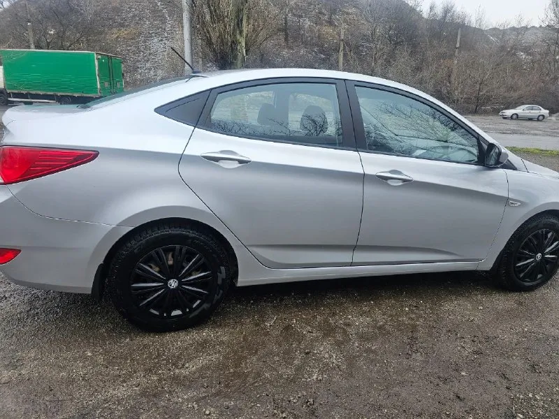 Hyundai solaris 1 рейсталинг год выпуска -2015 пробег 180500км комплектация: • бортовой компьютер; • мультимедиа, usb, aux; • кондиционер; • электрообогрев передних сидений; • обогрев зоны дворников • подушки безопасности водителя, пассажира; •4 электростеклоподъёмника; • балонный ключ; • установлено новое лобовое стекло • установлены led лампы ( ближнего и дальнего света ) отрегулированны на стенде •мультируль •электрорегулировка высоты ламп •электрорегулировка зеркал •светодиодные дневные ходовые огни без штрафов, запретов и залогов. кондиционер работает исправно. печка греет. перед зимой производилась химчистка салона. на пороге была маленькая вмятина, предыдущий хозяин ее подкрашивал. в остальном кузов и лкп оригинал. ввиду возраста и особенностей эксплуатации автомобиля, обращаем ваше внимание, что на автомобиле возможно наличие следов естественной эксплуатации в виде мелких сколов/царапин. 895000 руб торг добрым людям. +79493181370 феникс, телеграмм 📞 звоните: +7(949)3181370 - фотография - 7