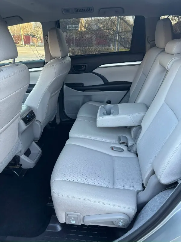 Toyota highlander год выпуска: 04/2018 пробег: 79000 км мощность, л. с. : 249 объем двигателя: 3.5 л. коробка передач: автомат 8 ст автомобиль полностью обслужен, в собственности более 2 лет. авто из америки соответственно есть крашеные детали. цена: 3 800 000₽ торг при встрече :+79493051410 📞 звоните: +7(949)3051410 - фотография - 4