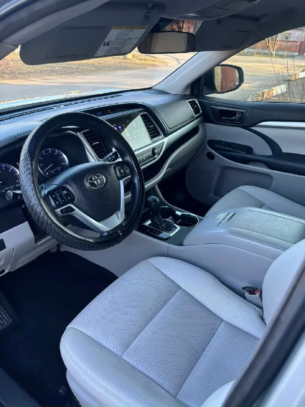 Toyota highlander год выпуска: 04/2018 пробег: 79000 км мощность, л. с. : 249 объем двигателя: 3.5 л. коробка передач: автомат 8 ст автомобиль полностью обслужен, в собственности более 2 лет. авто из америки соответственно есть крашеные детали. цена: 3 800 000₽ торг при встрече :+79493051410 📞 звоните: +7(949)3051410 - фотография - 5