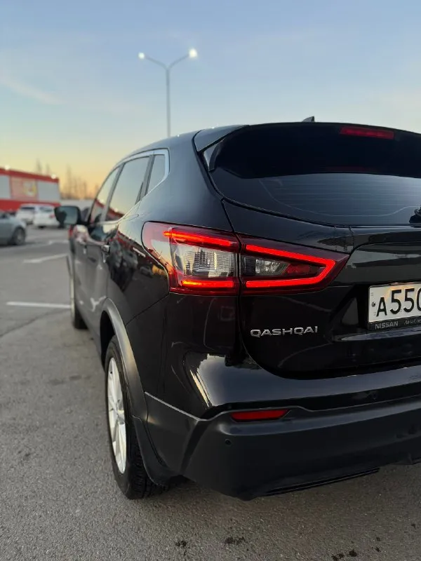 Продаю nissan qashqai 2020 года выпуска. цвет автомобиля - чёрный, пробег - 48 000 километров. в птс 2 хозяина ( я второй хозяин ), объём двигателя - 2 литра. мощность двигателя - 144 лошадиных сил. тип двигателя - бензин, коробка - вариатор. привод - передний. опции: бортовой компьютер; иммобилайзер; электропривод зеркал; электрообогрев лобового стекла; обогрев всех 4 сидений; климат контроль; круиз контроль; мульти-руль; электрический ручник; камера заднего вида и парктроники вокруг всего авто;eco режим; автомобиль в отличном состоянии, не бит и не крашен, не требует никаких вложений. я собственник. машина куплена у официального дилера в рф, без ограничений и таможенных пошлин. цена 2,2 млн. р. звоните и пишите. торг реальному покупателю. авто находиться в ростове, могу пригнать в донецк. +79895496937 +79493810065 📞 звоните: +7(949)3810065 - фотография - 4