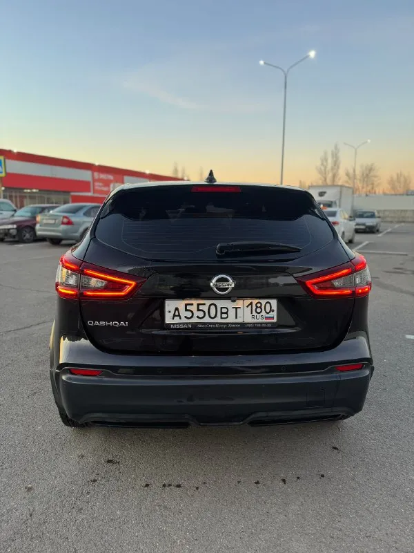 Продаю nissan qashqai 2020 года выпуска. цвет автомобиля - чёрный, пробег - 48 000 километров. в птс 2 хозяина ( я второй хозяин ), объём двигателя - 2 литра. мощность двигателя - 144 лошадиных сил. тип двигателя - бензин, коробка - вариатор. привод - передний. опции: бортовой компьютер; иммобилайзер; электропривод зеркал; электрообогрев лобового стекла; обогрев всех 4 сидений; климат контроль; круиз контроль; мульти-руль; электрический ручник; камера заднего вида и парктроники вокруг всего авто;eco режим; автомобиль в отличном состоянии, не бит и не крашен, не требует никаких вложений. я собственник. машина куплена у официального дилера в рф, без ограничений и таможенных пошлин. цена 2,2 млн. р. звоните и пишите. торг реальному покупателю. авто находиться в ростове, могу пригнать в донецк. +79895496937 +79493810065 📞 звоните: +7(949)3810065 - фотография - 5