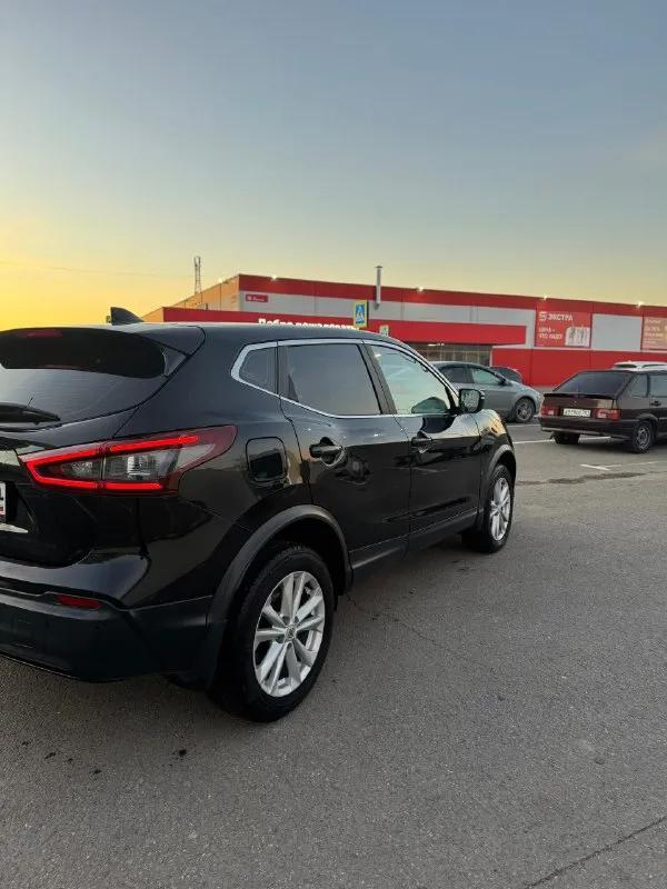 Продаю nissan qashqai 2020 года выпуска. цвет автомобиля - чёрный, пробег - 48 000 километров. в птс 2 хозяина ( я второй хозяин ), объём двигателя - 2 литра. мощность двигателя - 144 лошадиных сил. тип двигателя - бензин, коробка - вариатор. привод - передний. опции: бортовой компьютер; иммобилайзер; электропривод зеркал; электрообогрев лобового стекла; обогрев всех 4 сидений; климат контроль; круиз контроль; мульти-руль; электрический ручник; камера заднего вида и парктроники вокруг всего авто;eco режим; автомобиль в отличном состоянии, не бит и не крашен, не требует никаких вложений. я собственник. машина куплена у официального дилера в рф, без ограничений и таможенных пошлин. цена 2,2 млн. р. звоните и пишите. торг реальному покупателю. авто находиться в ростове, могу пригнать в донецк. +79895496937 +79493810065 📞 звоните: +7(949)3810065 - фотография - 6