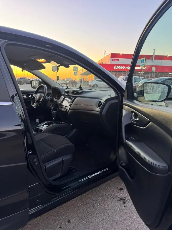 Продаю nissan qashqai 2020 года выпуска. цвет автомобиля - чёрный, пробег - 48 000 километров. в птс 2 хозяина ( я второй хозяин ), объём двигателя - 2 литра. мощность двигателя - 144 лошадиных сил. тип двигателя - бензин, коробка - вариатор. привод - передний. опции: бортовой компьютер; иммобилайзер; электропривод зеркал; электрообогрев лобового стекла; обогрев всех 4 сидений; климат контроль; круиз контроль; мульти-руль; электрический ручник; камера заднего вида и парктроники вокруг всего авто;eco режим; автомобиль в отличном состоянии, не бит и не крашен, не требует никаких вложений. я собственник. машина куплена у официального дилера в рф, без ограничений и таможенных пошлин. цена 2,2 млн. р. звоните и пишите. торг реальному покупателю. авто находиться в ростове, могу пригнать в донецк. +79895496937 +79493810065 📞 звоните: +7(949)3810065 - фотография - 7