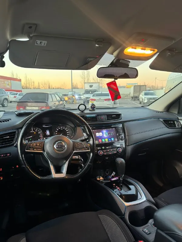 Продаю nissan qashqai 2020 года выпуска. цвет автомобиля - чёрный, пробег - 48 000 километров. в птс 2 хозяина ( я второй хозяин ), объём двигателя - 2 литра. мощность двигателя - 144 лошадиных сил. тип двигателя - бензин, коробка - вариатор. привод - передний. опции: бортовой компьютер; иммобилайзер; электропривод зеркал; электрообогрев лобового стекла; обогрев всех 4 сидений; климат контроль; круиз контроль; мульти-руль; электрический ручник; камера заднего вида и парктроники вокруг всего авто;eco режим; автомобиль в отличном состоянии, не бит и не крашен, не требует никаких вложений. я собственник. машина куплена у официального дилера в рф, без ограничений и таможенных пошлин. цена 2,2 млн. р. звоните и пишите. торг реальному покупателю. авто находиться в ростове, могу пригнать в донецк. +79895496937 +79493810065 📞 звоните: +7(949)3810065 - фотография - 8